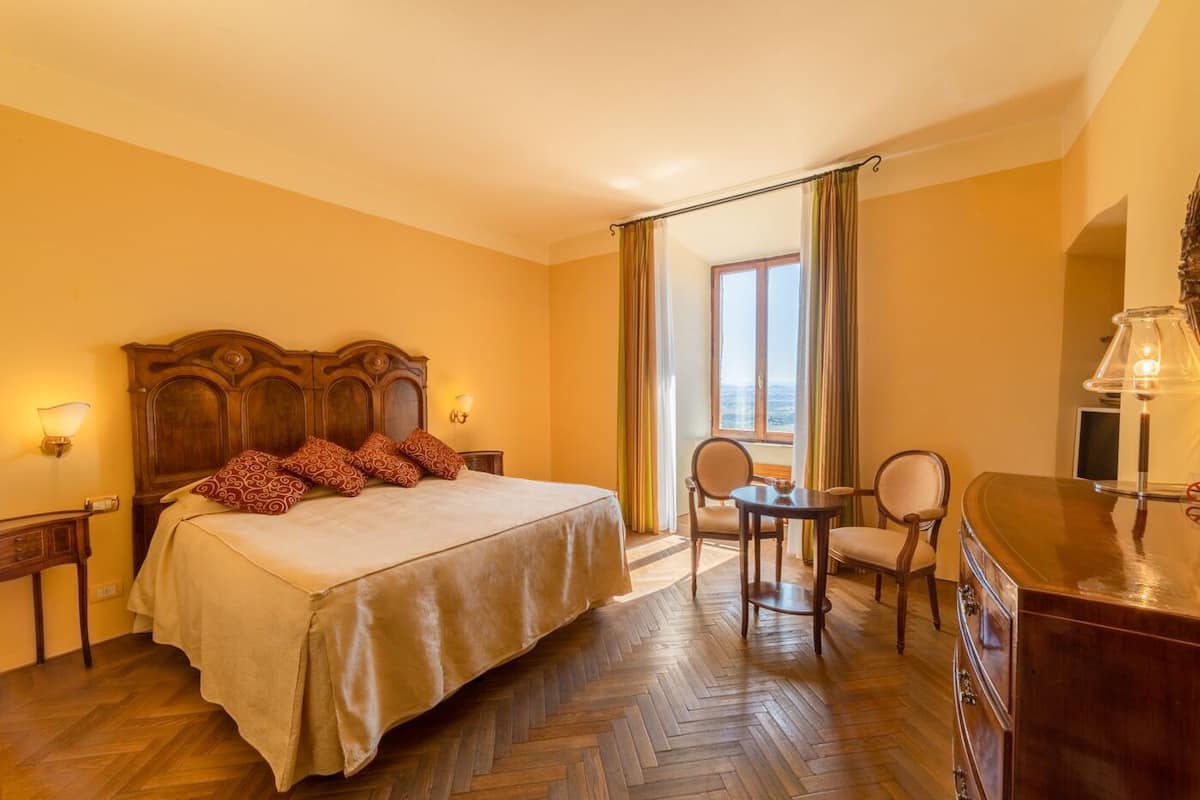 Double Room, 1 King Bed, Valley View