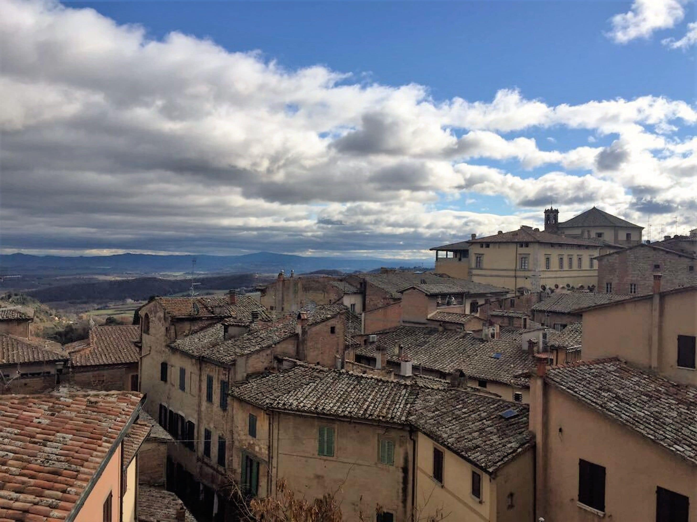 Une vue d’une ville historique, avec son architecture traditionnelle, sous un ciel dégagé.