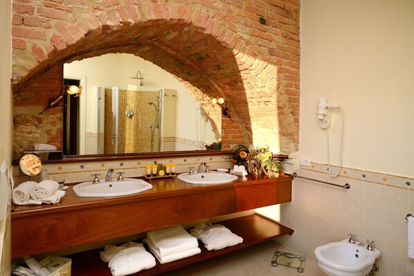 Suite, varias camas, vista al valle | Baño | Regadera, regadera tipo lluvia, amenidades de baño de diseñador