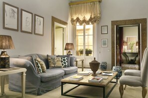 Sengetøy av topp kvalitet, dundyner, minibar og safe på rommet