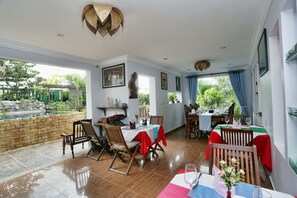 2 من المطاعم، حيث تُقدم وجبات الإفطار، الغداء، العشاء، الأطباق الكمبودية