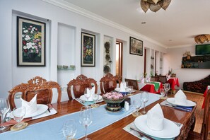 2 restaurantes; se sirve desayuno, almuerzo y cena