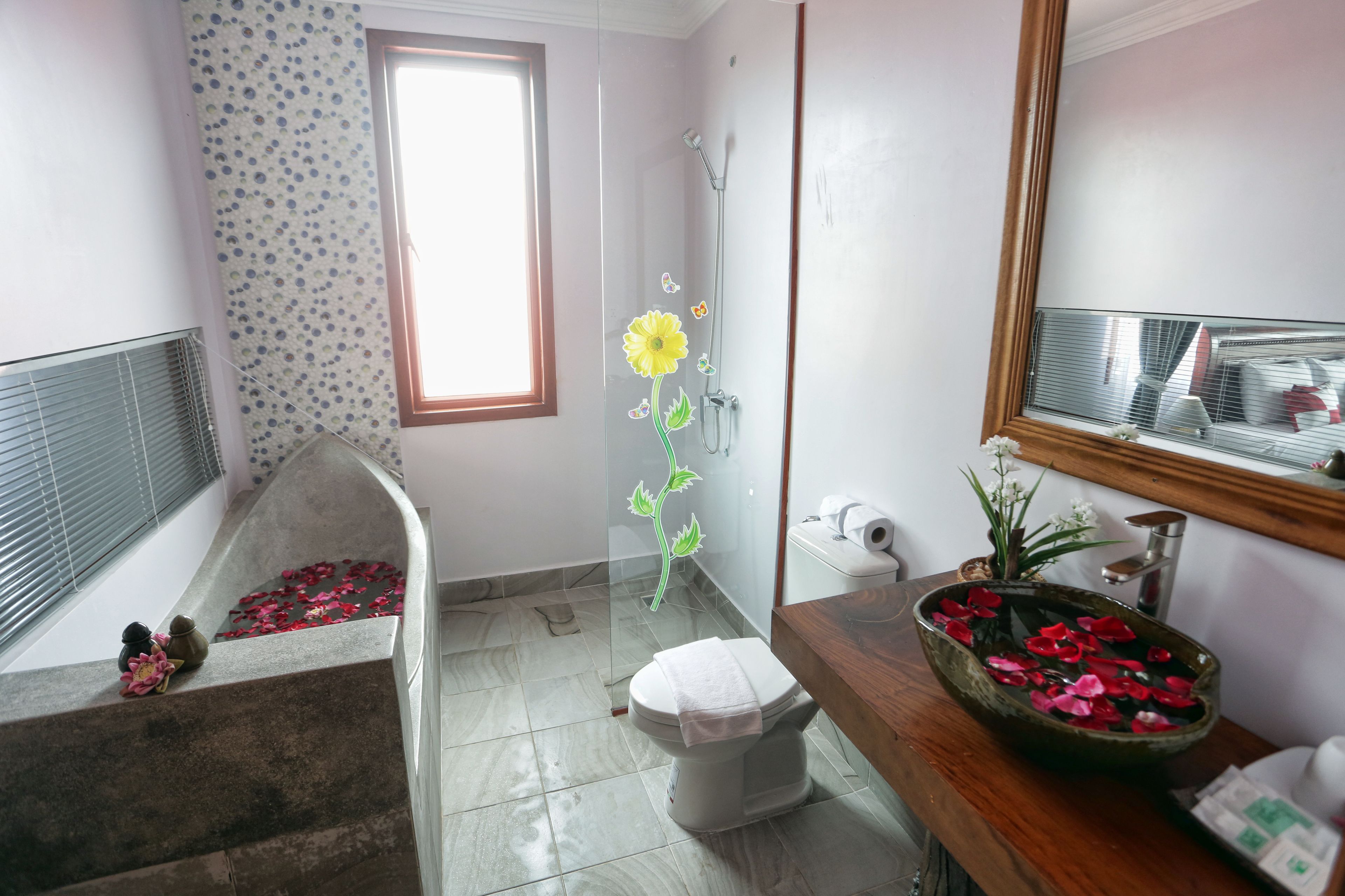 deluxe king or twin city view room - free pick up | room amenity