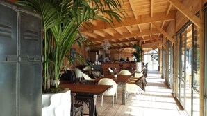 Breakfast, lunch, dinner and brunch served - Lodges en Provence - Caravan Park (Richerenches)