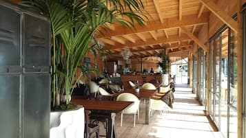 Petit déjeuner, déjeuner et dßner servis sur place, vue sur la piscine