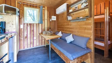 Family Chalet, 2 Bedrooms | Private kitchenette | Fridge, microwave, cookware/dishes/utensils