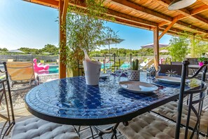 Breakfast, lunch, dinner and brunch served - Lodges en Provence - Caravan Park (Richerenches)