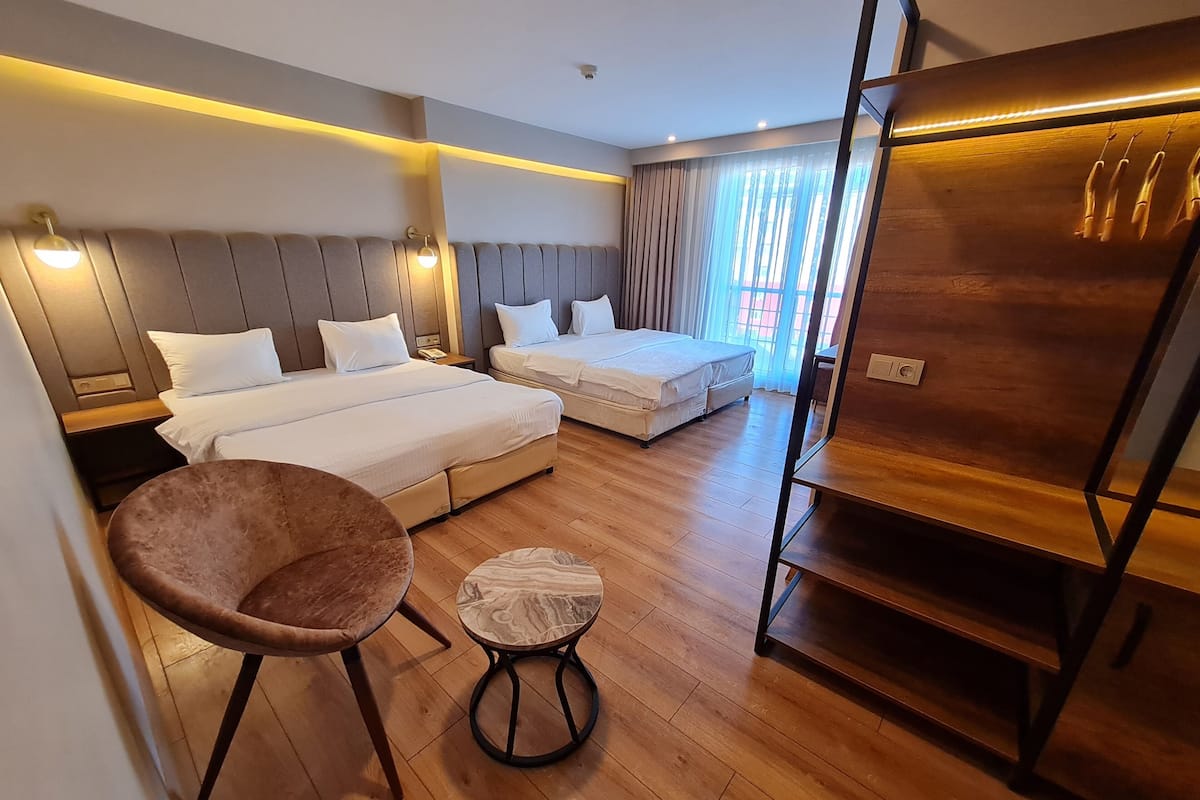 Peralatan tempat tidur premium, bar mini, peti besi dalam bilik, meja