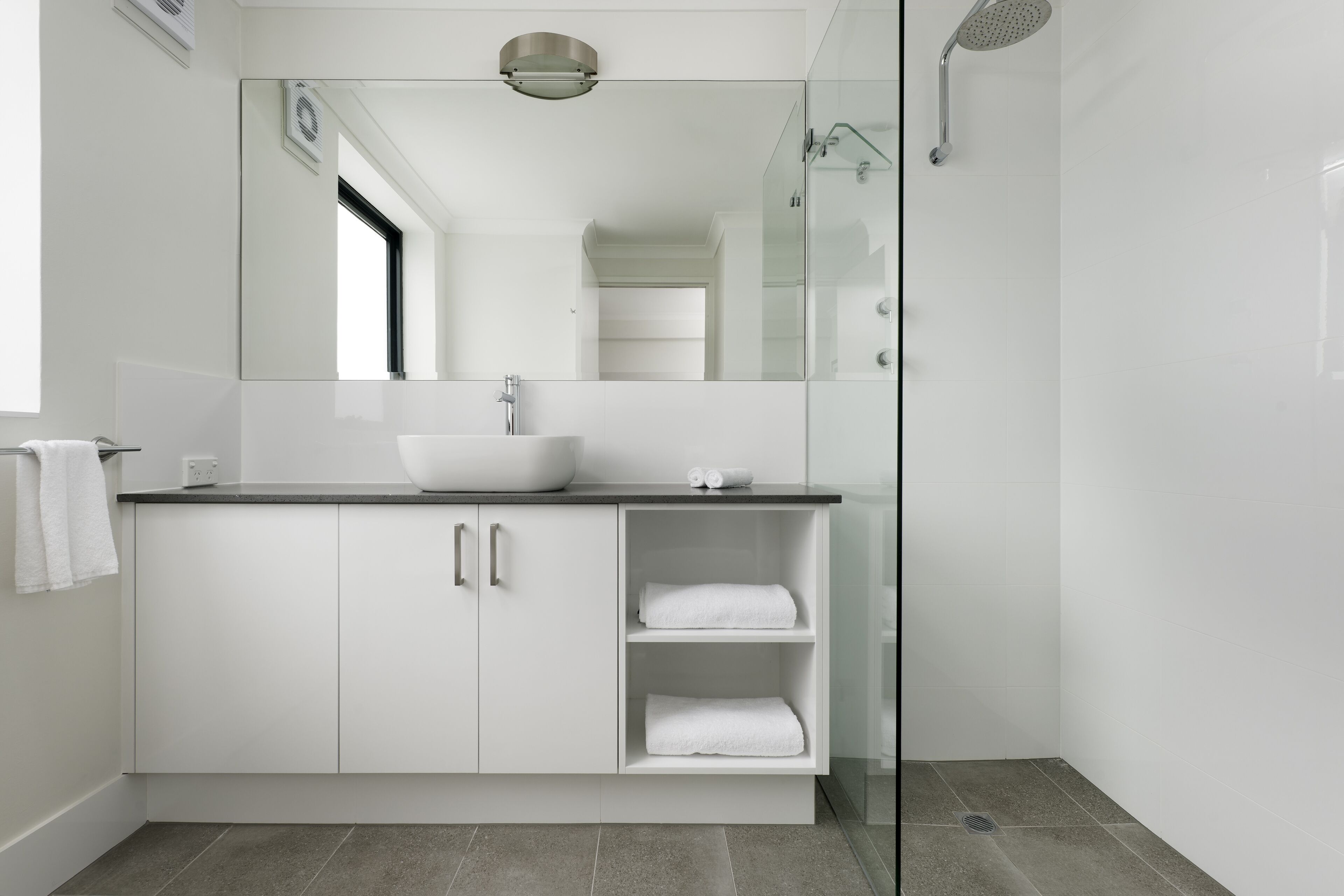One Bedroom Apartment | Bathroom | Shower, rainfall showerhead, free toiletries, hair dryer