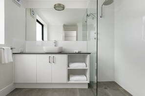Appartement Standard, 1 très grand lit | Salle de bain | Douche, douche cascade, articles de toilette (gratuits)