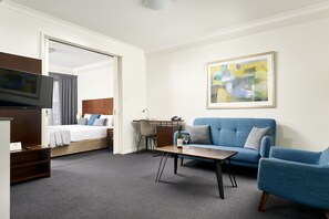 슈피리어 아파트, 침실 1개 | 거실 공간 | 디지털 채널 시청이 가능한 43인치 스마트 TV, TV