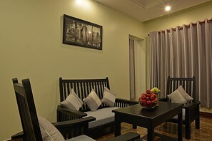 Frokost og lunsj serveres, internasjonale retter, utsikt mot bassenget