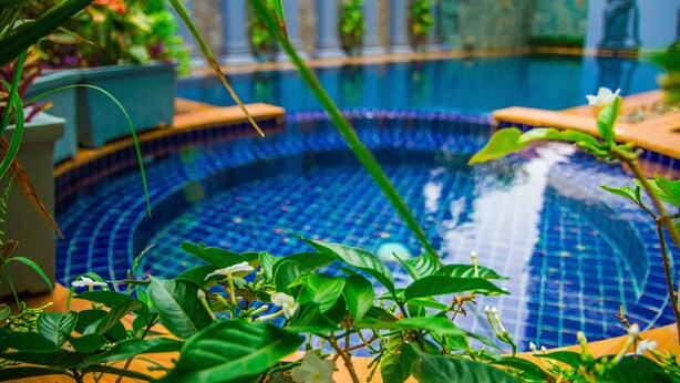 Outdoor pool, open 7 AM to 10 PM, sun loungers - Hotel D'Papillon (Siem Reap)