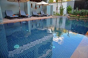 Utendørsbasseng og solsenger