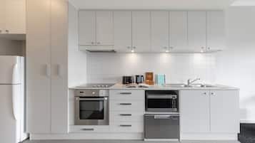 Apartment, 1 Bedroom | Dapur peribadi | Peti sejuk/penyejuk beku saiz penuh, ketuhar gelombang mikro, ketuhar