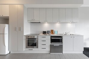 Refrigerador con freezer, microondas, horno, placa de cocina