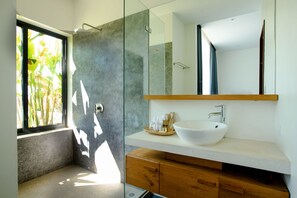 Economy Double Room | Bathroom | Separate bathtub and shower, rainfall showerhead, free toiletries - K.K Inn Boutique Siem Reap (Siem Reap)