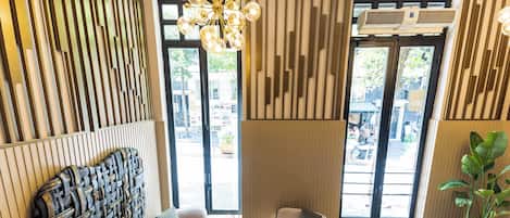 Lobby lounge