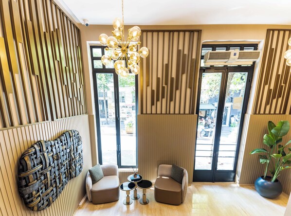 Lobby lounge