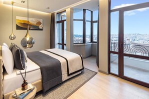 Frigobar, cofres nos quartos, escrivaninha, quartos à prova de som