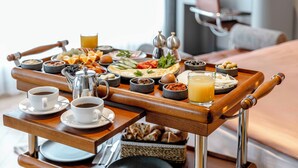 A breakfast trolley with coffee, eggs, toast, and fruit in a hotel room. - AHC Taksim Hotel (Istanbul)