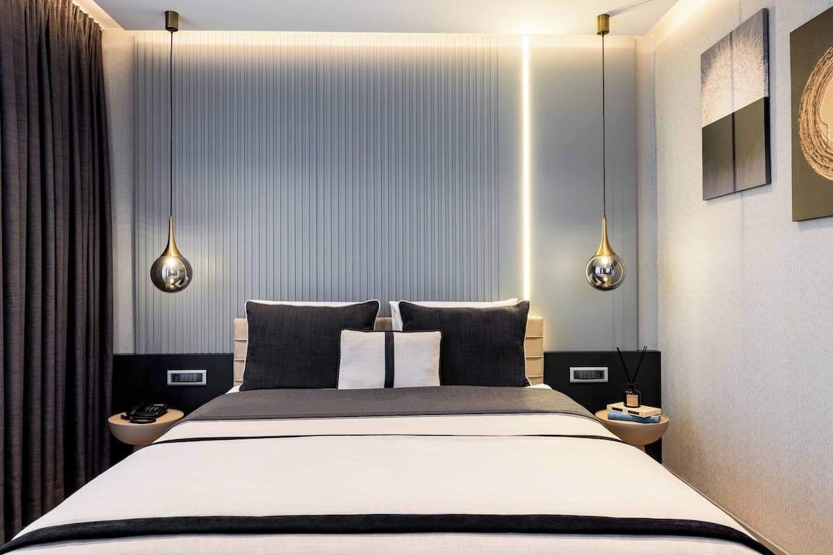 Camas Tempur-Pedic, frigobar, cofres nos quartos, escrivaninha