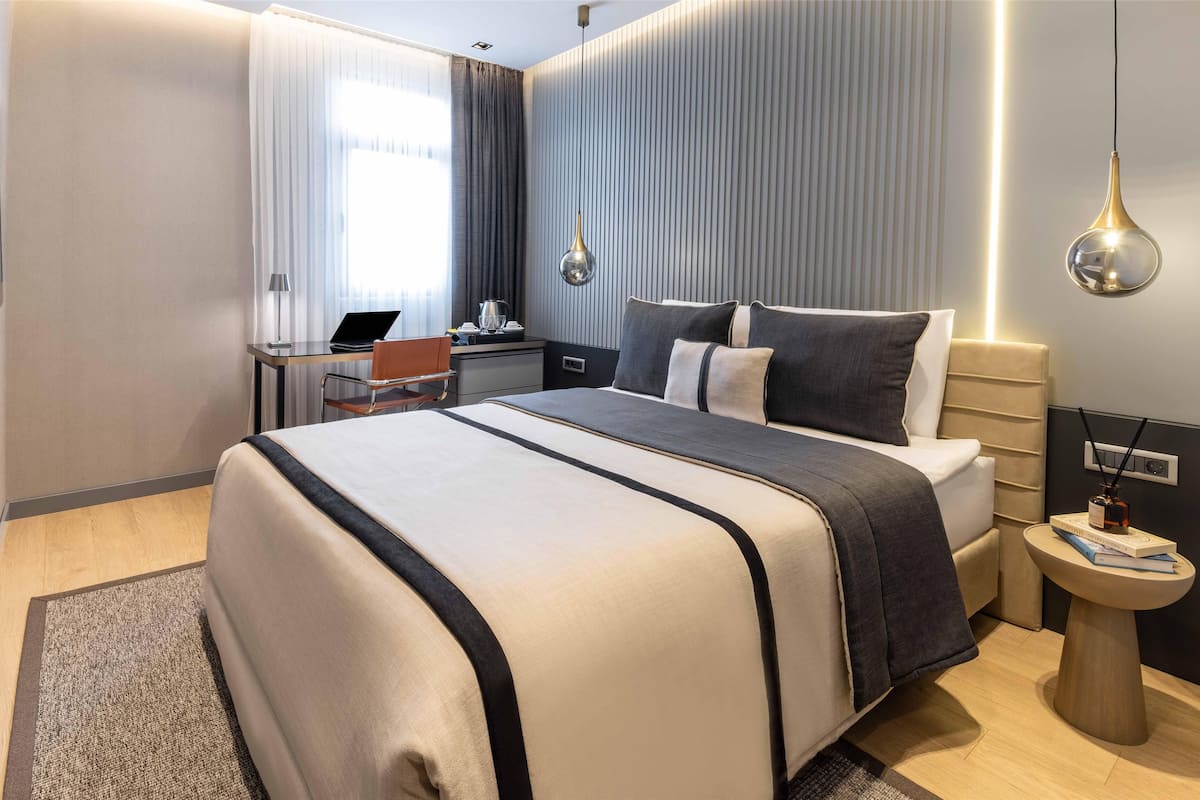 Camera Standard | Minibar, una cassaforte in camera, una scrivania, insonorizzazione