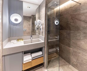 Whirlpool, Hydromassagedusche, kostenlose Toilettenartikel, Haartrockner