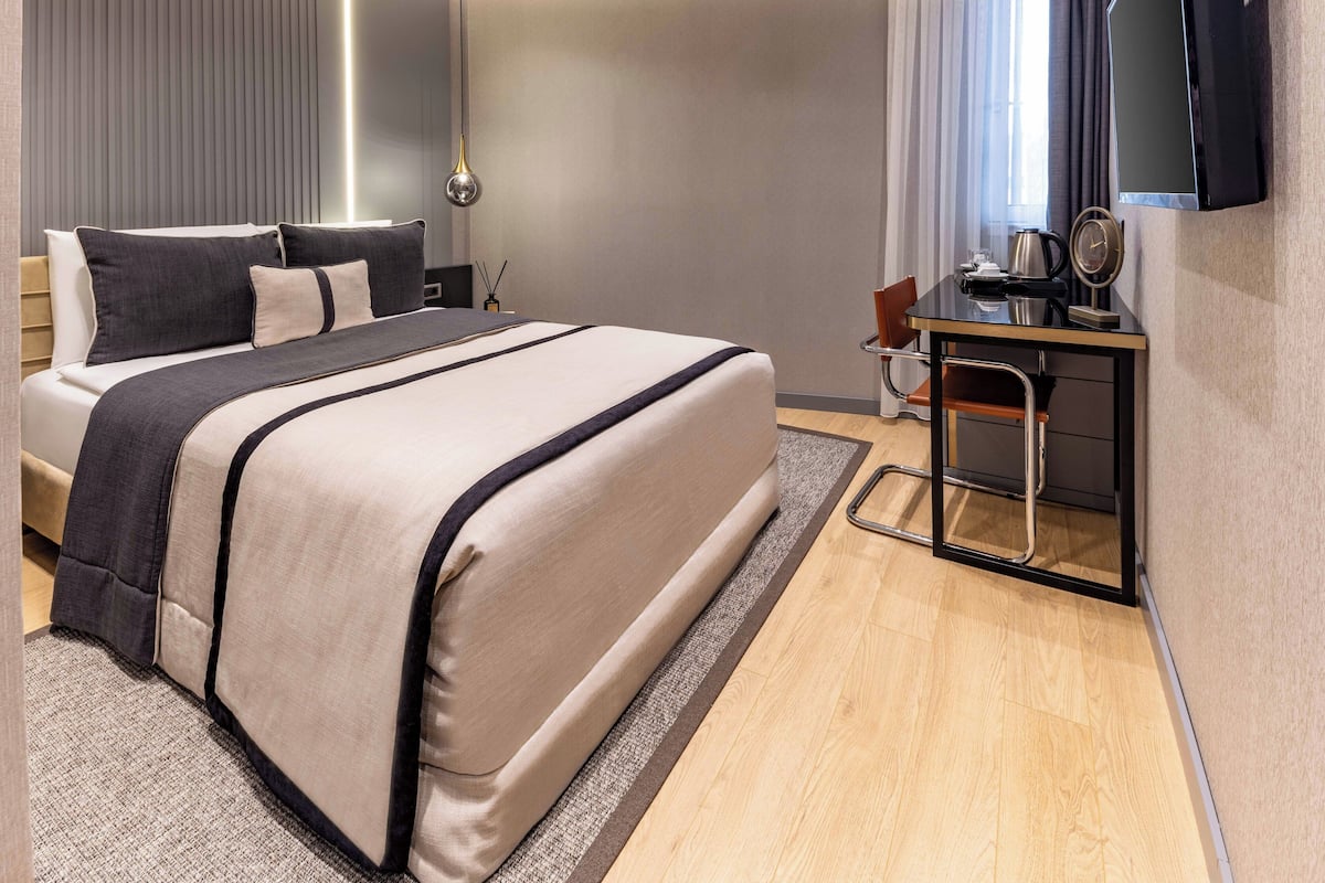 Camas Tempur-Pedic, frigobar, cofres nos quartos, escrivaninha
