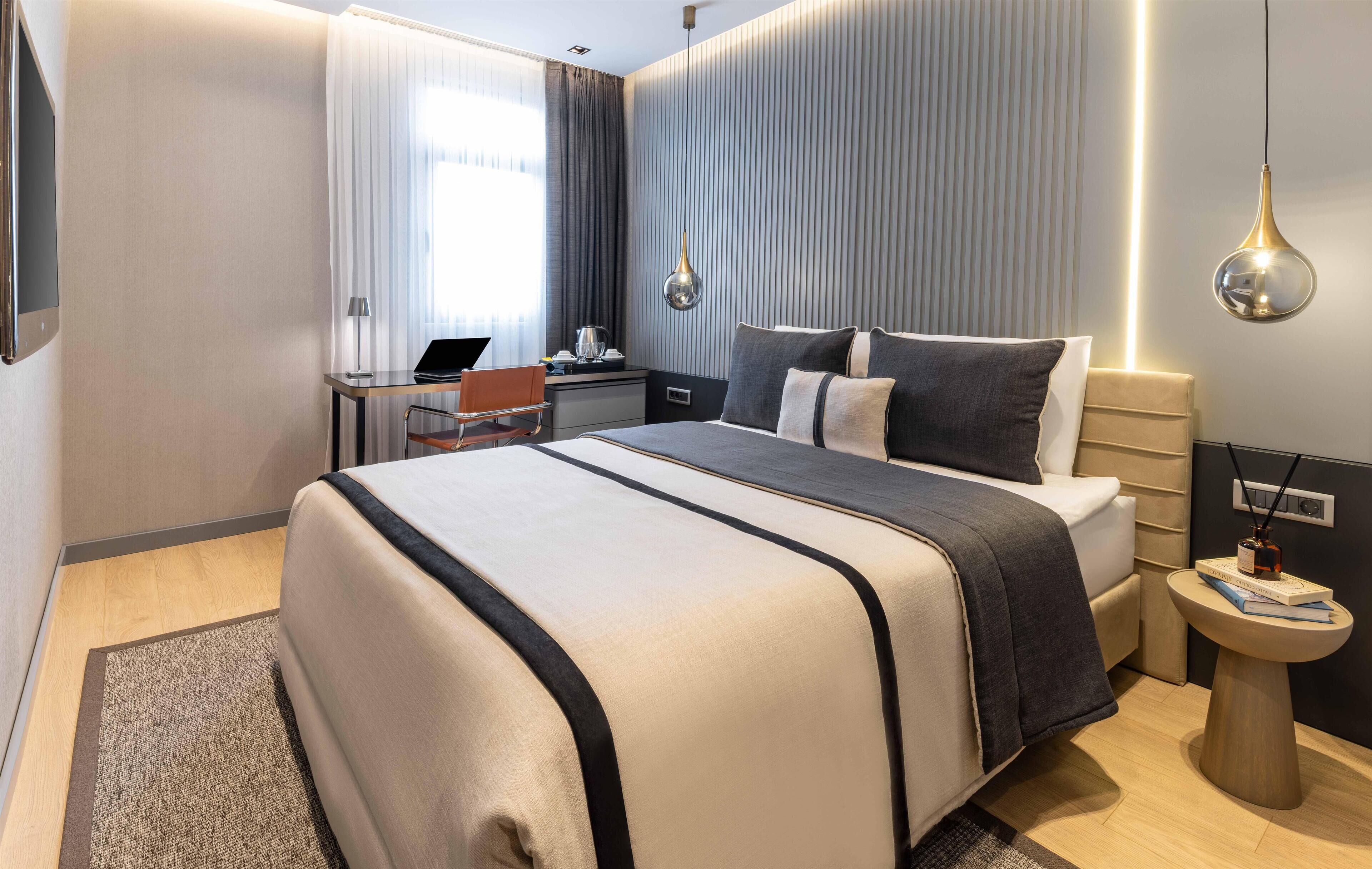 Rom – standard | Minibar, safe på rommet, skrivebord og skrivebord for bærbar PC