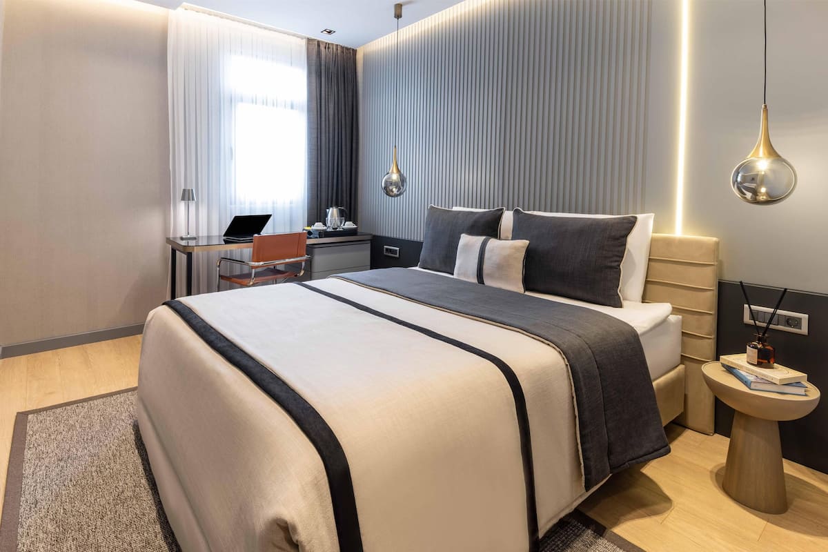 Quarto standard | Camas Tempur-Pedic, frigobar, cofres nos quartos, escrivaninha