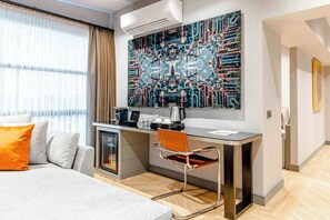 Tempur-Pedic beds, minibar, in-room safe, desk - AHC Taksim Hotel (Istanbul)