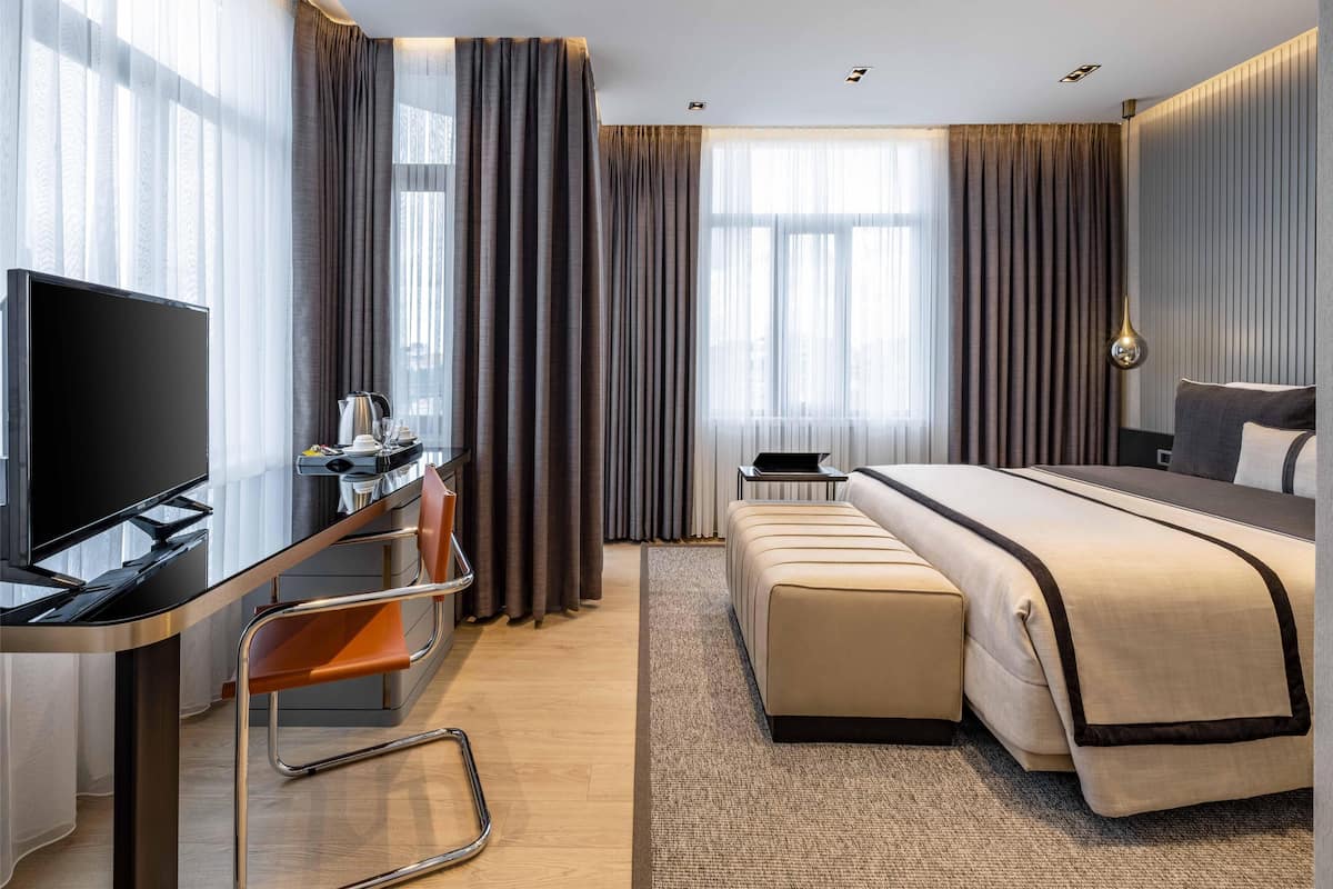 Luxury Deluxe Room Sea View | Minibar, una cassaforte in camera, una scrivania, insonorizzazione