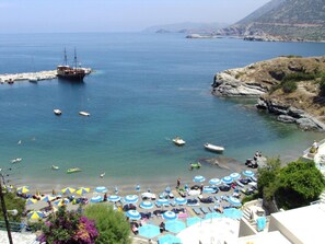 On the beach, sun-loungers, beach umbrellas, beach bar - Bali Beach Hotel & Village (Mylopotamos)