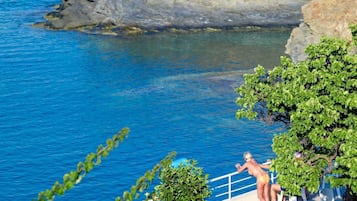 Aan het strand, ligstoelen aan het strand, parasols, een strandbar