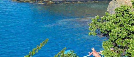 På stranden, liggestole, parasoller, strandbarer