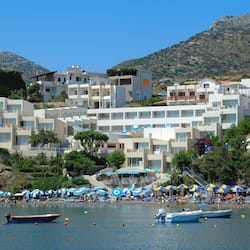 Ubicación a pie de playa, tumbonas, sombrillas y bar en la playa