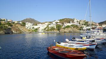 Aan het strand, ligstoelen aan het strand, parasols, een strandbar