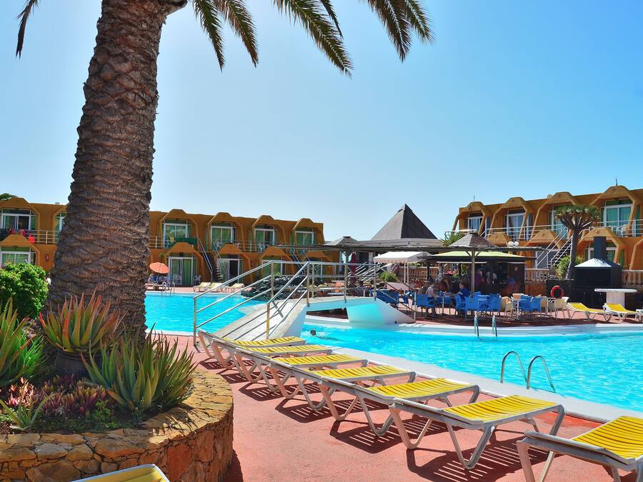 Outdoor pool, open 10:00 AM to 8:00 PM, free cabanas, sun loungers