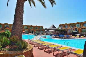 Piscina externa, funciona das 10h às 20h, barracas de cortesia