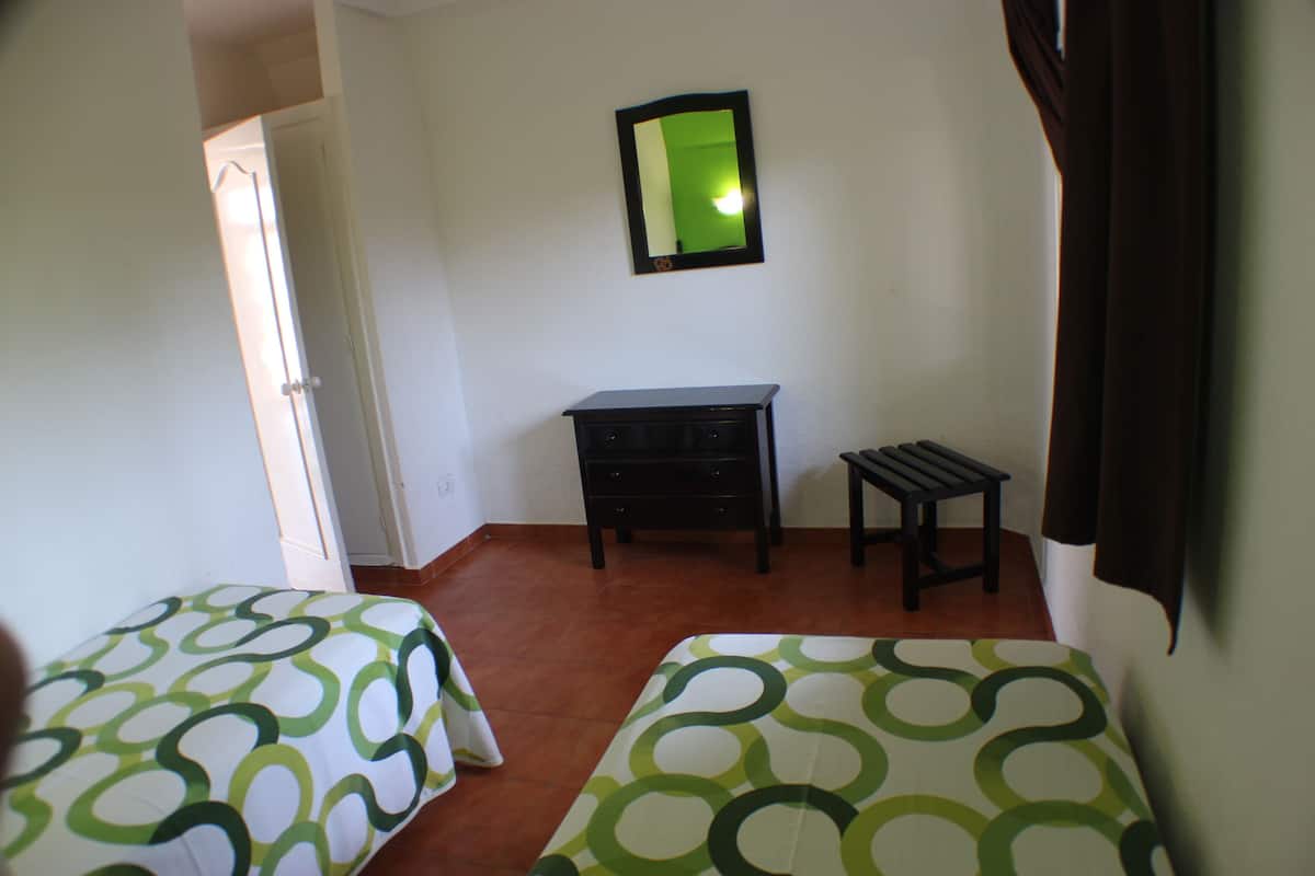 1 chambre, rideaux occultants, draps fournis