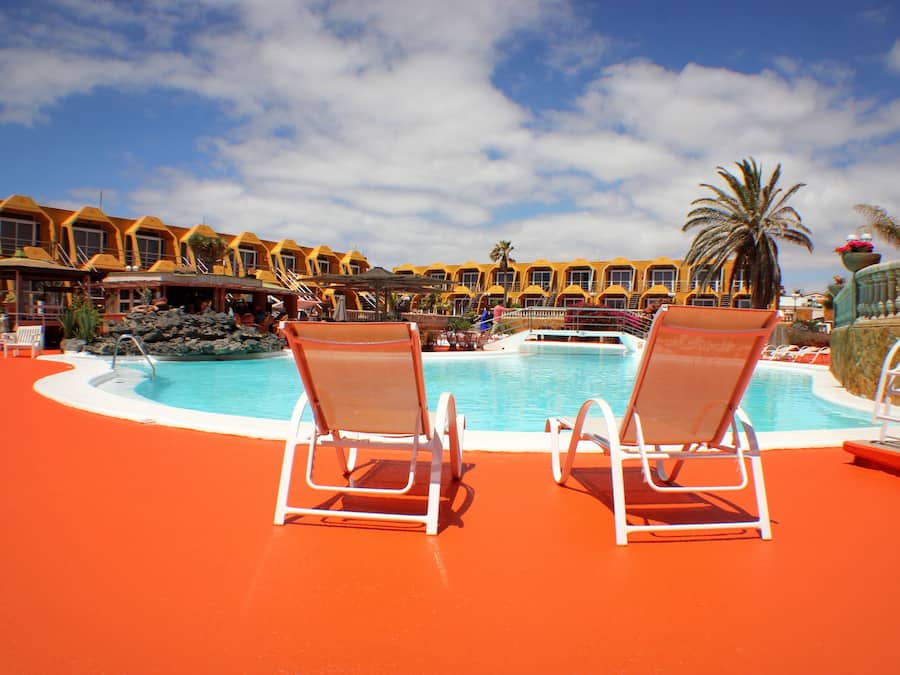 Piscina externa, funciona das 10h às 20h, barracas de cortesia