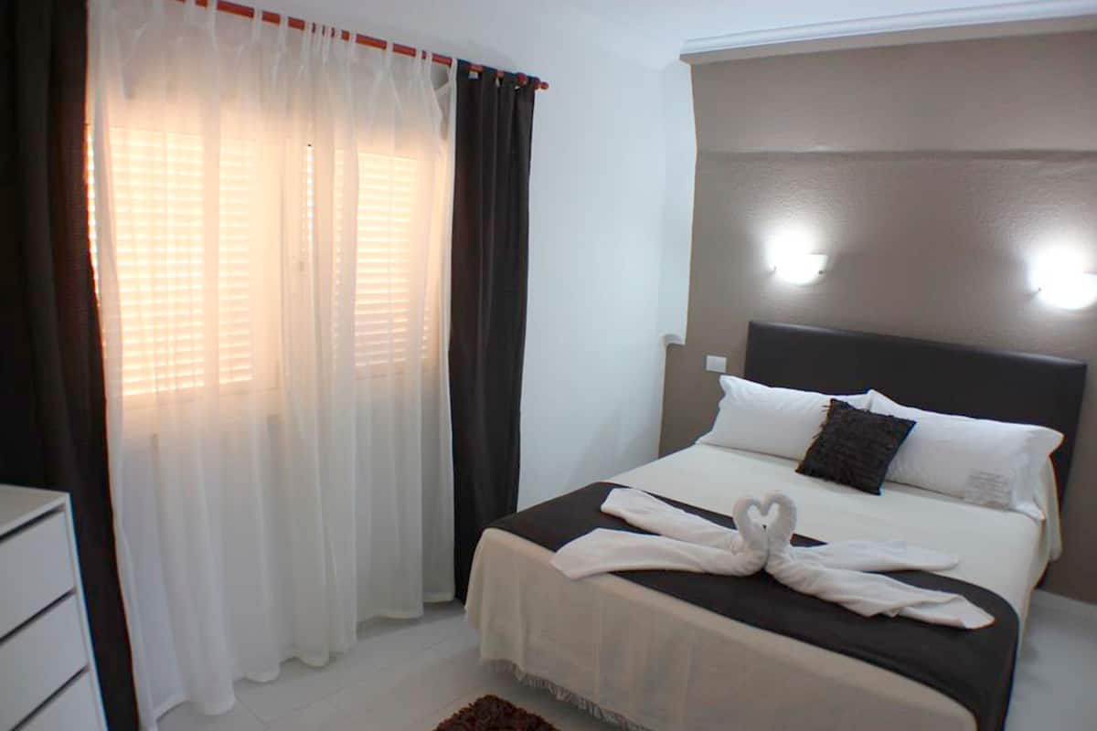 Superior Apartment, 1 Bedroom, Terrace, Pool View | 1 bilik tidur, langsir/tirai gelap terus, cadar katil