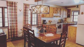 Traditional Chalet, 3 Bedrooms, 2 Bathrooms, Mountain View | Private kitchen | Fridge, microwave, oven, stovetop