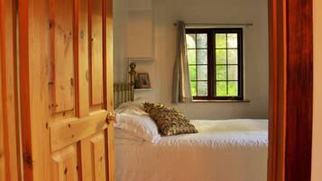 Traditional Chalet, 3 Bedrooms, 2 Bathrooms, Mountain View | 3 bedrooms, hypo-allergenic bedding, individually decorated