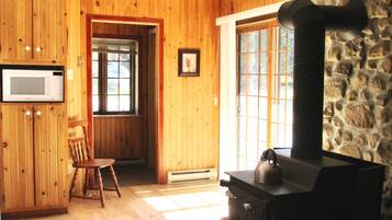 Traditional Chalet, 3 Bedrooms, 2 Bathrooms, Mountain View | Room amenity