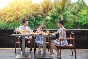 供應早餐、午餐和晚餐,國際料理