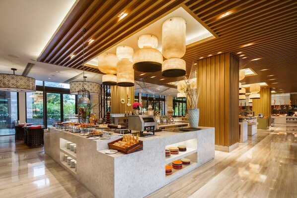 Daily buffet breakfast (CNY 136 per person) - Holiday Inn Resort Hainan Clear Water Bay, an IHG Hotel (Lingshui)