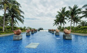 Outdoor pool - Holiday Inn Resort Hainan Clear Water Bay, an IHG Hotel (Lingshui)