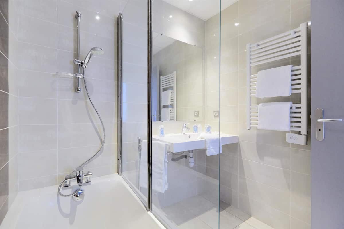 premium bedding, desk, soundproofing, free cots/infant beds